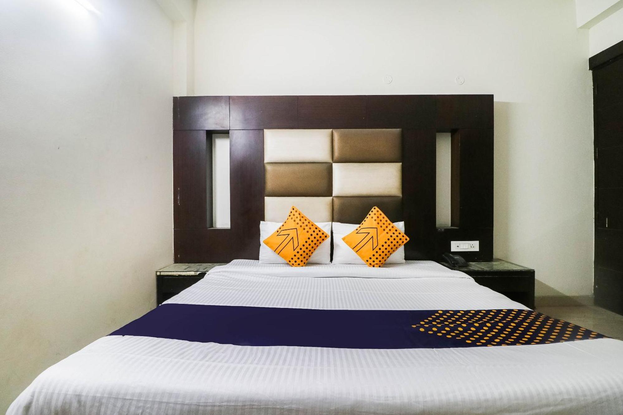 Spot On Hotel Grace Near Star Mall Gurgaon Exterior foto